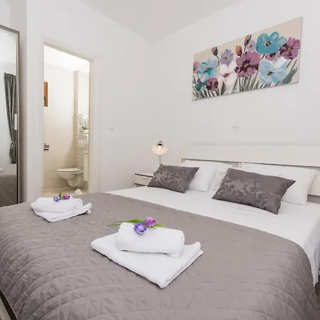 La-comfort One Bedroom With Sea View Terrace 2 Apartmán *