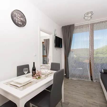 La-comfort One Bedroom With Sea View Terrace 2 Apartmán *